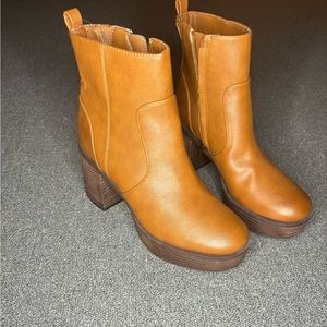 Heeled leather boots